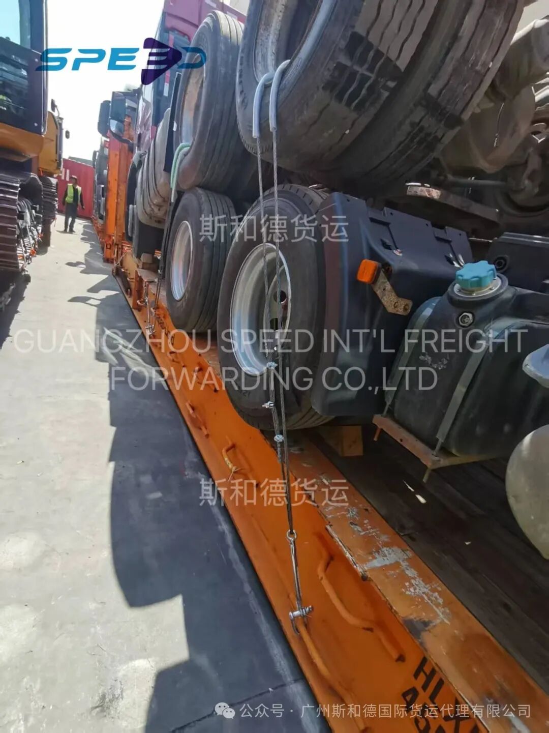 Steel chain lashing heavy equipment for project cargo shipping